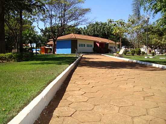 PRAA DA CULTURA CONSTRUIDA EM 1992, E AO FUNDO BIBLIOTECA PBLICA MUNICIPAL-FOTO:XANDY ROLIM - CAMPO NOVO DO PARECIS - MT