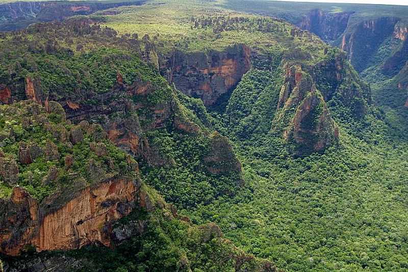 CHAPADA DOS GUIMARES-MT-COM SUAS ENORMES FORMAES ROCHOSAS, MIRANTES E CACHOEIRAS, O PARQUE NACIONAL DA CHAPADA DOS GUIMARES  UMAS DAS PRINCIPAIS ATRAES DO CERRADO BRASILEIRO-FOTO:SUZANA BARBOSA CAMARGO - CHAPADA DOS GUIMARES - MT