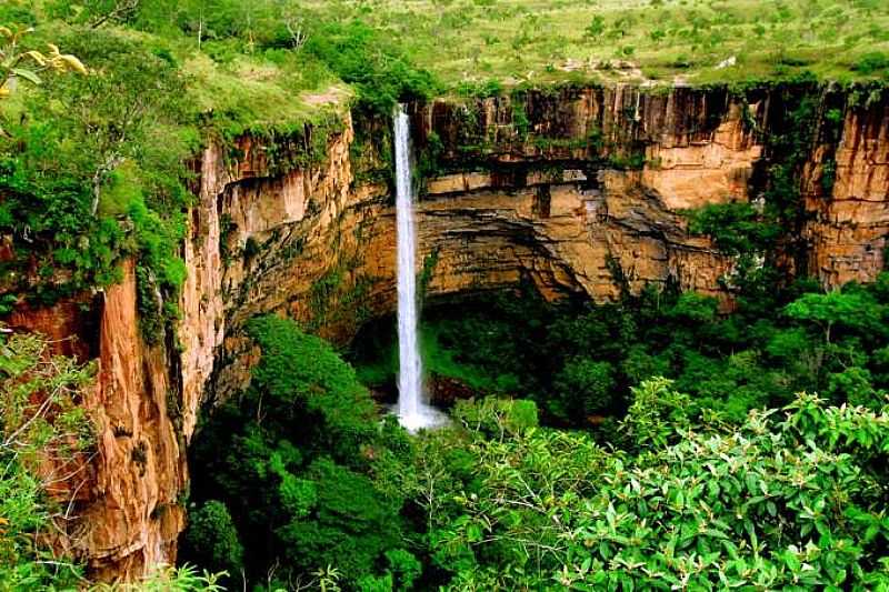 CHAPADA DOS GUIMARES-MT-CACHOEIRA VU DE NOIVA DESCE POR UM PAREDO DE ARENITO E FORMA UM ENORME POO-FOTO:SUZANA BARBOSA CAMARGO - CHAPADA DOS GUIMARES - MT