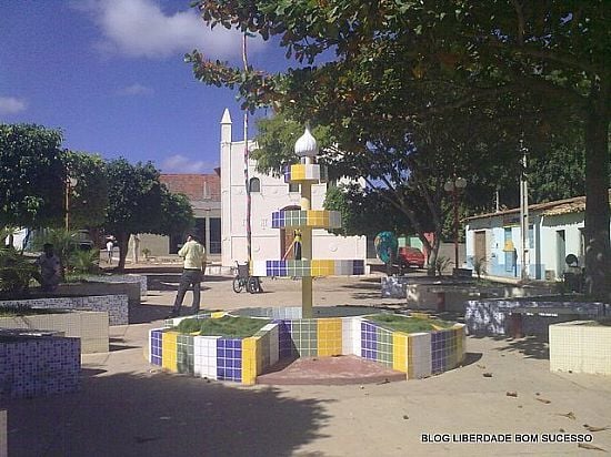 PRAA E IGREJA DE LUIZA DE BRITO-BA-FOTO:LIBERDADE-BOM. - BREJO LUZA DE BRITO - BA