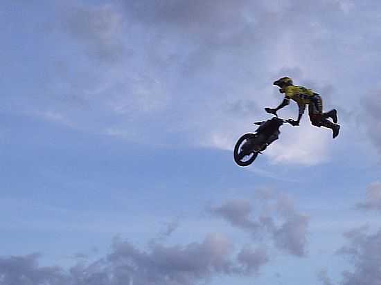 JUARA-MT-APRESENTAO DO PILOTO GILMAR FLORES(JOANINHA)ATUAL PENTACAMPEO BRASILEIRO DE FREESTYLE MOTOCROSS-FOTO:JUARANET - JUARA - MT