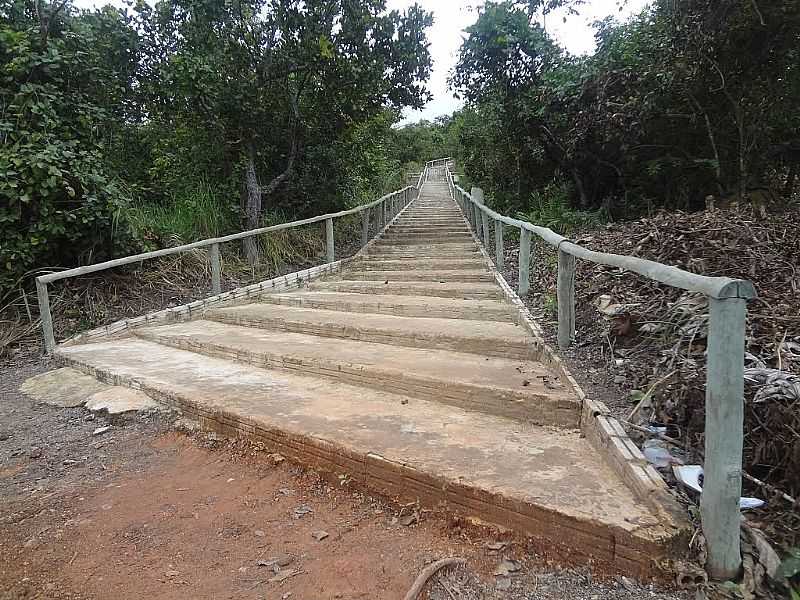 NOVA XAVANTINA-MT-ESCADARIA QUE D ACESSO  CAPELA DO SAGRADO CORAO DE JESUS E MARIA NO MORRO DO CRUZEIRO-FOTO:EDINISIO GONALVES PEREIRA VIEIRA - NOVA XAVANTINA - MT