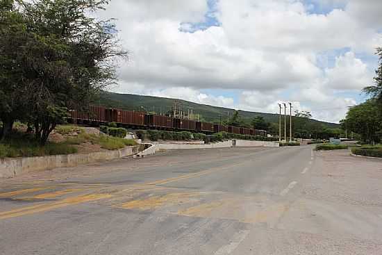 VAGES DE CARGA CRUZANDO A CIDADE DE BRUMADO-BA-FOTO:DIMAS JUSTO - BRUMADO - BA