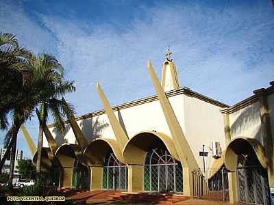 IGREJA MATRIZ DE N.S.
APARECIDA FOTO VICENTE A. QUEIROZ - TANGAR DA SERRA - MT