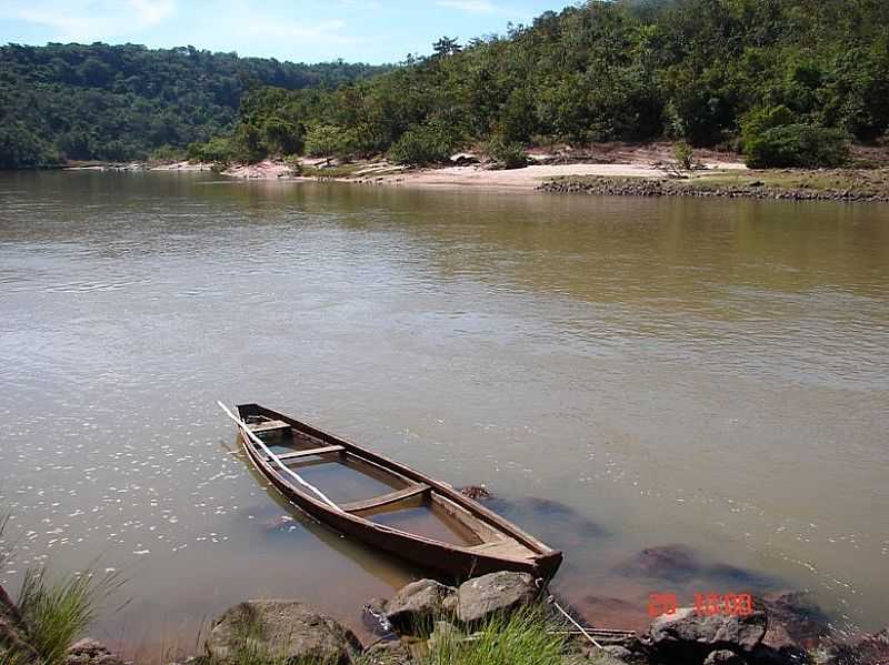 TESOURO-MT-UM BARQUINHO NO RIO GARAS-FOTO:ROGRIO SALLES - TESOURO - MT