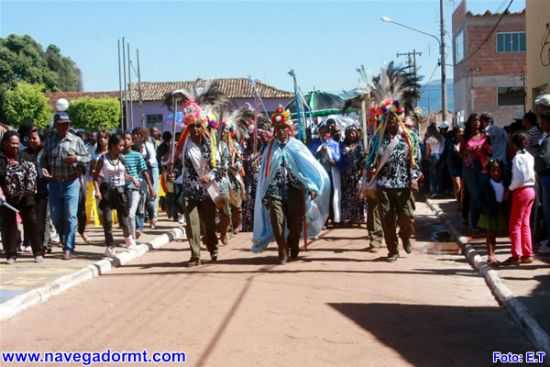 DANA DO CONGO COM SUAS SADAS PELAS RUAS, FAZENDO ENTREGADOS FESTEIROS...MUITOS TURISTAS E A PRPRIA COMUNIDADE FAZEM QUESTO DE ACOMPANHAR!, POR ELBA C. PASSINI - VILA BELA DA SANTSSIMA TRINDADE - MT