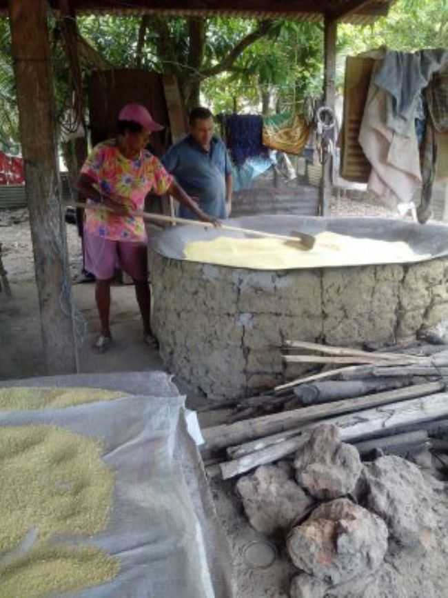 TIA ENILDA GARCIA PREPARANDO A FARINHADA EM ARAQUAIM ., POR SAMUEL SOSHA - ARAQUAIM - PA