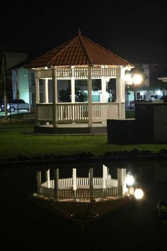 CORETO COM REFLEXO NA PRAA DE BELM-PA-FOTO:R & F FARAON - BELM - PA