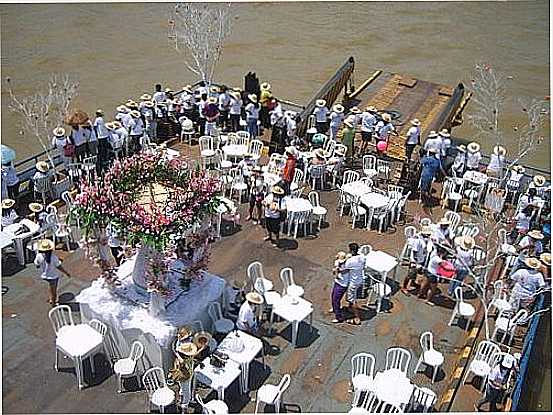 EMBARCAO NA ROMARIA FLUVIAL DO CRIO DA SENHORA DE NAZAR EM BELM -PA-FOTO:CARLOS FERNANDO MACE - BELM - PA