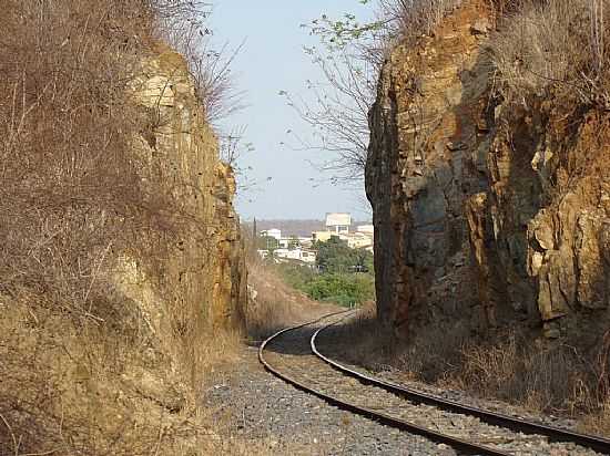 CACUL-BA-FERROVIA ENTRE AS ROCHAS-FOTO:SINSIO PRATES FILHO  - CACUL - BA