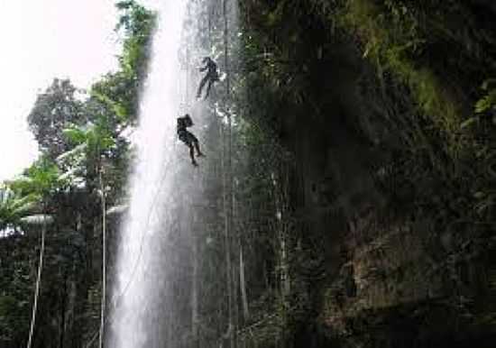 RAPEL NA CACHOEIRA PLANALTINA EM BRASIL NOVO-FOTO:NACAOTURISMO.COM.BR - BRASIL NOVO - PA