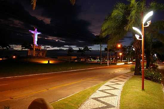 VISTA NOTURNA DO MONUMENTO DO CRISTO REDENTOR NA RODOVIA BR-316 EM CASTANHAL-PA-FOTO:MARAL BENATHAR - CASTANHAL - PA