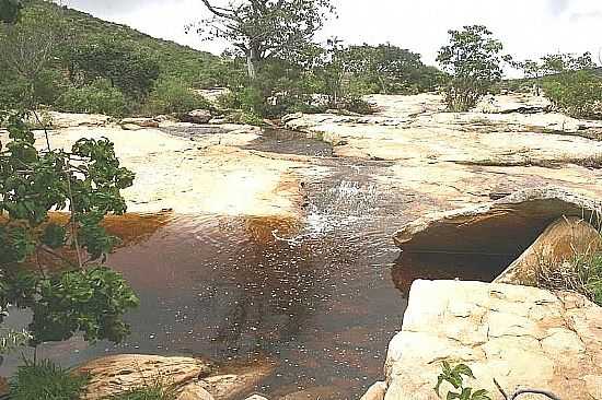 RIACHO ENTRE AS PEDRAS EM CAFARNAUM-BA-FOTO:CURIOSOBRR - CAFARNAUM - BA