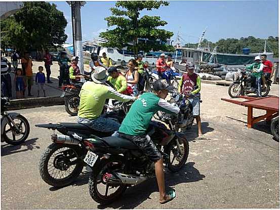 MOTOTAXISTA A ESPERA DA LANCHA, POR AMILCAR CASTRO DOS SANTOS - LIMOEIRO DO AJURU - PA