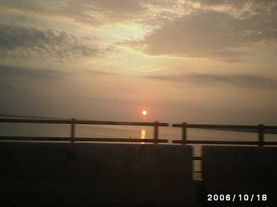 NASCER DO SOL VISTO DA PONTE SOBRE O RIO GUAM EM MARITUBA-PA-FOTO:CARLOS FERNANDO MACE - MARITUBA - PA