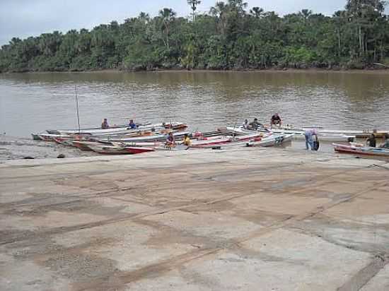 BARCOS DE FRETE EM MERU-FOTO:ISQUEIRA - MERU - PA