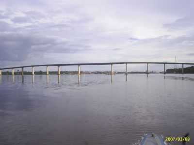 PONTE SOBRE O RIO MOJU EM FRENTA A CIDADE, POR NIELSON SILVA - MOJU - PA