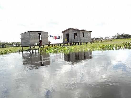 PALAFITAS NO RIO AQUIQUI EM PORTO DE MOZ-PA-FOTO:CIMICIDIO - PORTO DE MOZ - PA