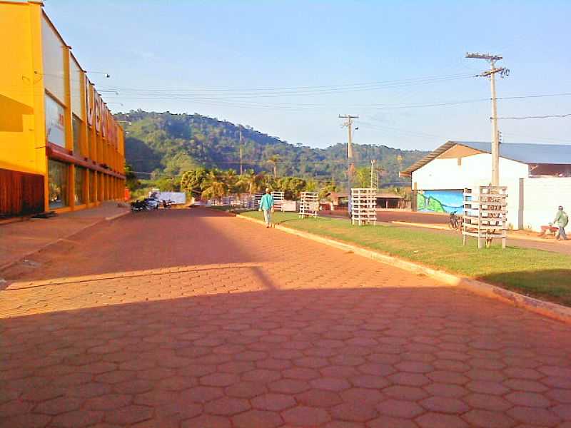 TUCUM-PA-AVENIDA DOS ESTADOS E AO FUNDO O MONTE TUCUM-FOTO:ANGELA RODRIGUES - TUCUM - PA