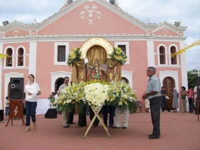 ANDOR DIANTE DA IGREJA NA CELEBRAO DE SO MIGUEL ARCANJO, POR ANA PAULA G. V. DA SILVA COSTA - BARRA DE SO MIGUEL - PB