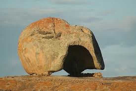 PEDRA DO CAPACETE,LAJEADO DO PAI MATEUS EM CABACEIRAS-FOTO:FLICKR. - CABACEIRAS - PB