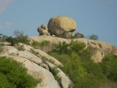 PEDRA MONTADA - COMUNIDADE BARRA DO VIEIRA , POR LUBENCARLES OLIVEIRA  - DESTERRO - PB