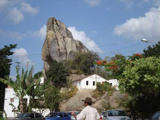 PAISAGEM EM TORNO A PEDRA DE SANTO ANTONIO, POR FABIO JUNIOR - FAGUNDES - PB