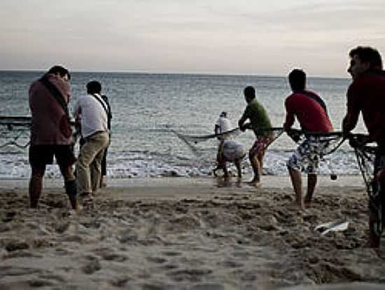 PESCADORES NA ATIVIDADE EM FORTE VELHO-PB-FOTO:WIKIPDIA - FORTE VELHO - PB