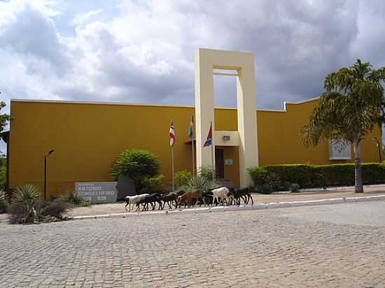 EL MEMORIAL ANTONIO CONSELHEIRO PO ZEOLITHE - CANUDOS - BA