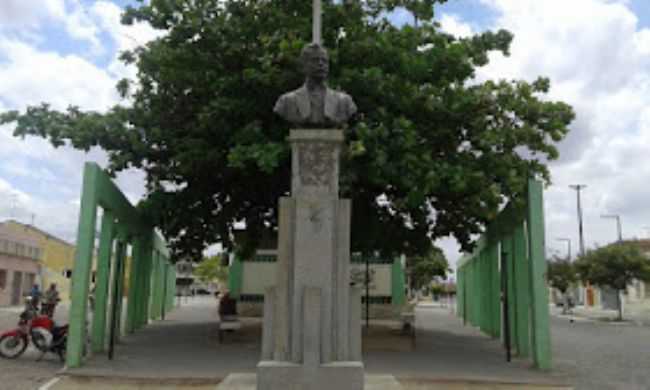 BUSTO DE EPITCIO PESSOA, NOME DADO A ESSA PRAA. FOTO ARQUIVO NIVALDO NAS TRILHAS, POR NIVALDO NAS TRILHAS DE ITABAIANA PB. - ITABAIANA - PB