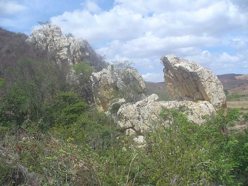 JURU-PB-PEDRA SOBRE FONTE DE GUA-FOTO:LUIZ ANTONIO FERNANDES - JURU - PB