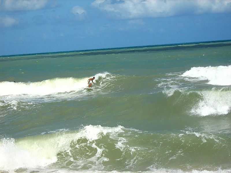 MATARACA-PB-SURF NA BARRA DO CAMARATUBA-FOTO:DENILSON MEDEIROS - MATARACA - PB