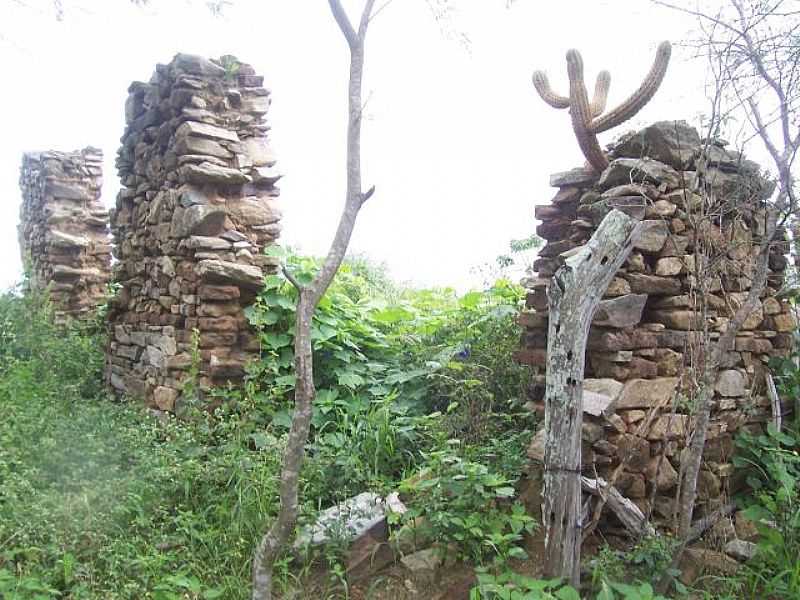 SITUADA NA COMUNIDADE DE CURRALINHOS, PRXIMO A ZONA URBANA DO MUNICPIO DE OLIVEDOS, AINDA HOJE SOBREVIVE RUNAS DE UMA DAS PRIMEIRAS CONSTRUES, ESTIMADA DO SCULO XVIII.  - OLIVEDOS - PB