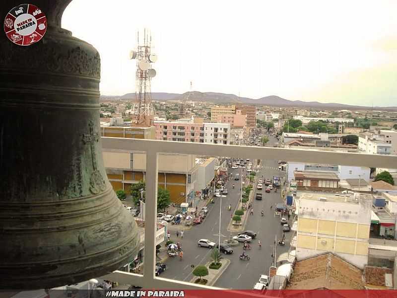 PATOS PB - AVENIDA SOLON DE LUCENA - VISTA DA TORRE DA CATEDRAL. FOTO: BATISTINHA LINHARES. - PATOS - PB