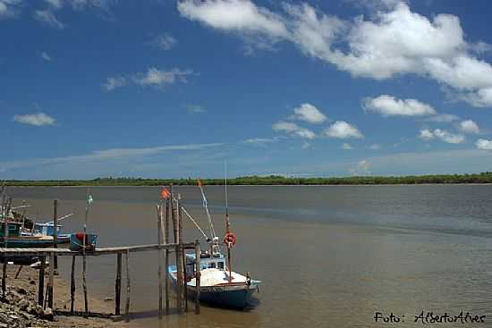 BARCOS NA ORLA DE CARAVELAS-BA-FOTO:ALBERTO ALVES - CARAVELAS - BA