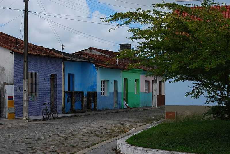 CARAVELAS-BA-CASARIO E PRAA NO CENTRO-FOTO:ANTONIO SONSIN - CARAVELAS - BA