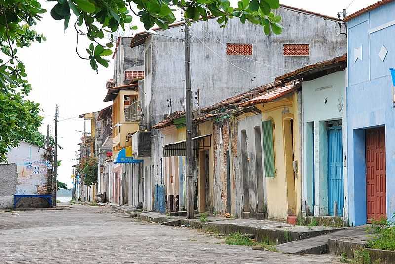 CARAVELAS-BA-CASARIO  NO CENTRO-FOTO:ANTONIO SONSIN - CARAVELAS - BA