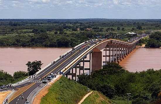 PONTE SOBRE O RIO SO
FRANCISCO FOTO POR FAELZINHO - CARINHANHA - BA