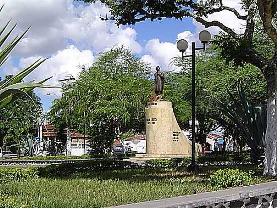 ESTTUA DE CASTRO ALVES NA PRAA CENTENRIO EM CASTRO ALVES-BA-FOTO:GERALDO ARAUJO - CASTRO ALVES - BA