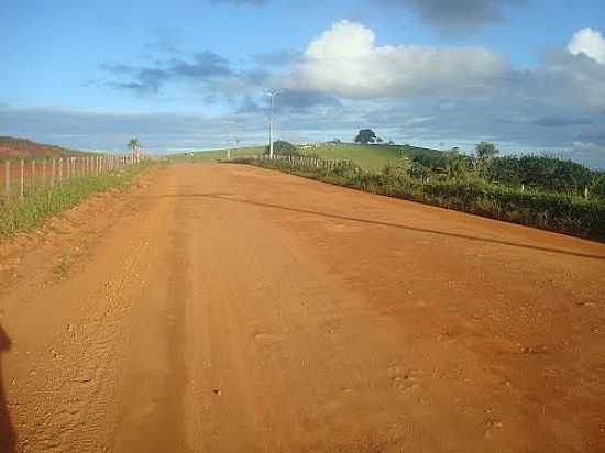 ESTRADA EM CASTRO ALVES-BA-FOTO:DGBRUM - CASTRO ALVES - BA