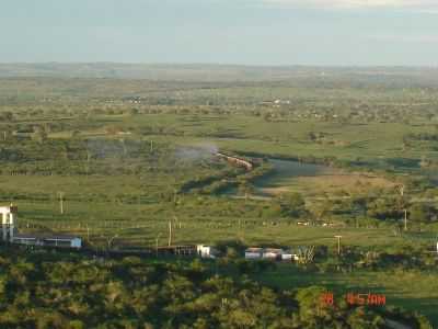 UM TREM CHEGANDO EN CASTRO ALVES , POR SILVANDO DE CARVALHO - CASTRO ALVES - BA