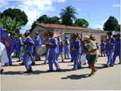 O DESFILE NAS RUAS, POR ARLETE MARIA - ARAOIABA - PE