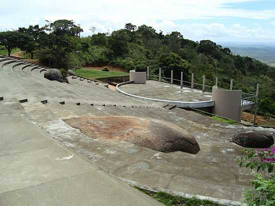 ANFITEATRO NA SERRA NEGRA-FOTO:TONI ABREU - BEZERROS - PE