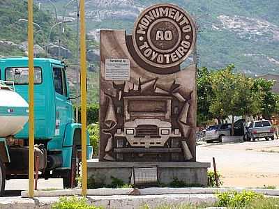 MONUMENTO AO TOYOTEIRO POR ELIO ROCHA - BREJO DA MADRE DE DEUS - PE