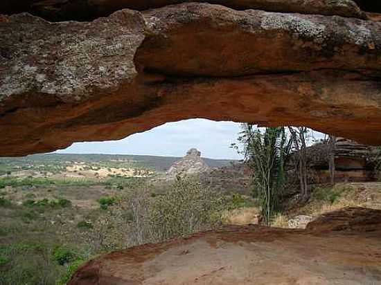 PEDRA DO CACHORRO AO FUNDO-FOTO:ELIO ROCHA - BUQUE - PE