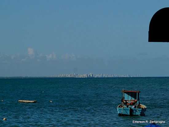 BARCO PESQUEIRO E RECIFE AO FUNDO NA PRAIA DE CALHETAS EM CABO DE SANTO AGOSTINHO -PE-FOTO:EMERSON R. ZAMPROGNO - CABO DE SANTO AGOSTINHO - PE