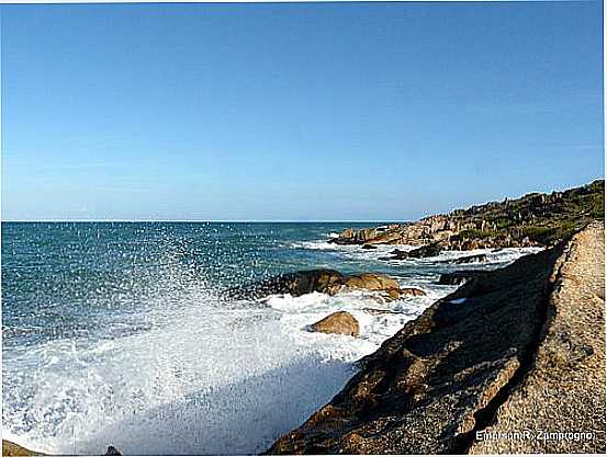 MAR QUEBRANDO NAS ROCHAS NA PRAIA DE CALHETAS EM CABO DE SANTO AGOSTINHO -PE-FOTO:EMERSON R. ZAMPROGNO - CABO DE SANTO AGOSTINHO - PE