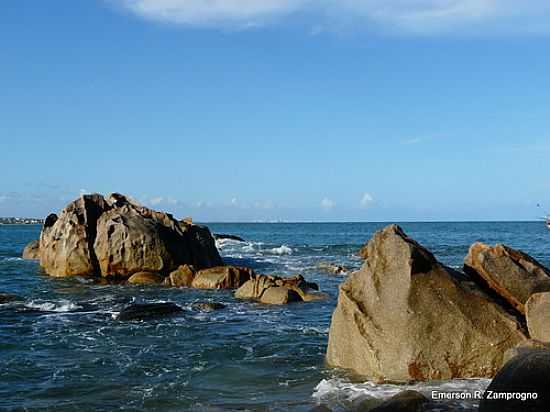 PEDRAS NA PRAIA DE CABO DE SANTO AGOSTINHO -PE-FOTO:EMERSON R. ZAMPROGNO - CABO DE SANTO AGOSTINHO - PE