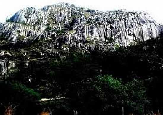 CLARANA-CIDADE PEDRA-FOTO:GEOGRAFIADAREGIAODOARARIPE - CLARANA - PE