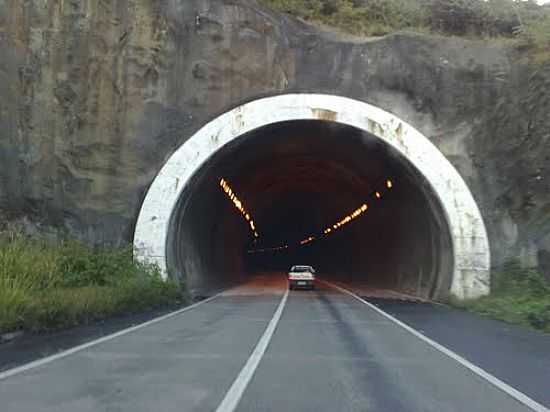 ENTRADA DO TNEL NA SUBIDA DA SERRA DAS RUSSAS EM GRAVAT-FOTO:JORGE HIRATA - GRAVAT - PE